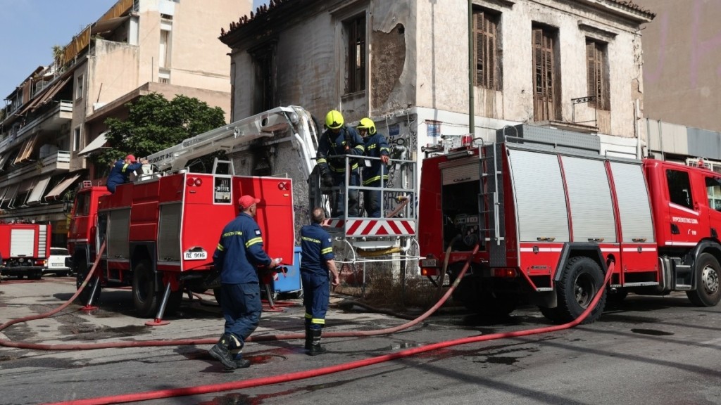 Κατεσβέσθη η φωτιά σε εγκαταλελειμμένο κτίριο στη Λιοσίων – Αποκαταστάθηκε η κυκλοφορία (φωτογραφίες)