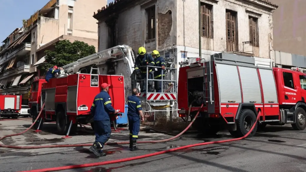 Κατεσβέσθη η φωτιά σε εγκαταλελειμμένο κτίριο στη Λιοσίων – Αποκαταστάθηκε η κυκλοφορία (φωτογραφίες)