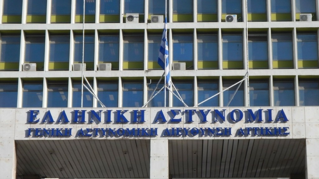 ΓΑΔΑ: Αστυνομικός αυτοπυροβολήθηκε ενώ περιεργαζόταν το όπλο του – Μεταφέρθηκε στο 401