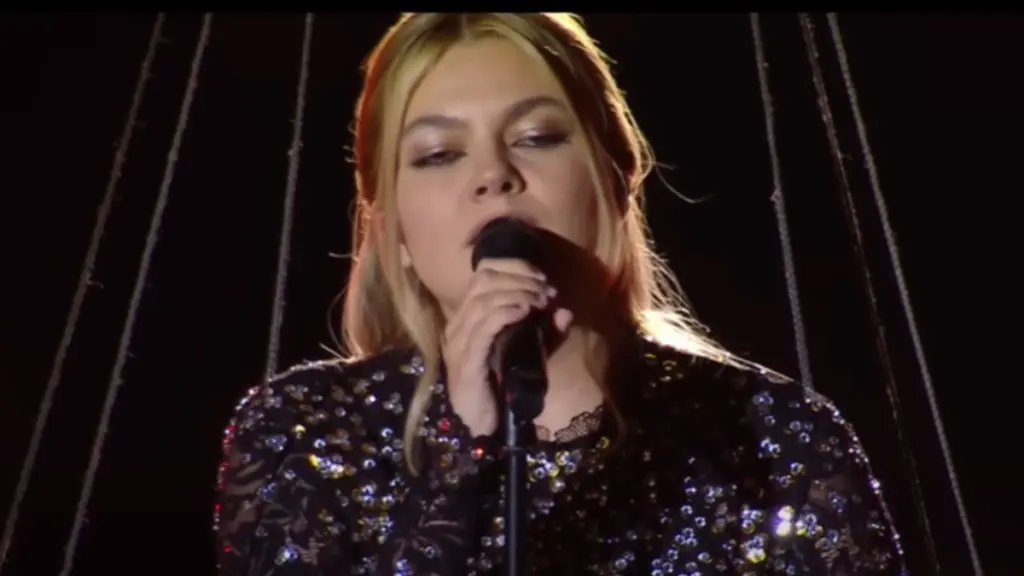 Eurovision 2025 – Γαλλία: Η εμφάνιση της Louane Emera με το τραγούδι Maman στον μεγάλο τελικό