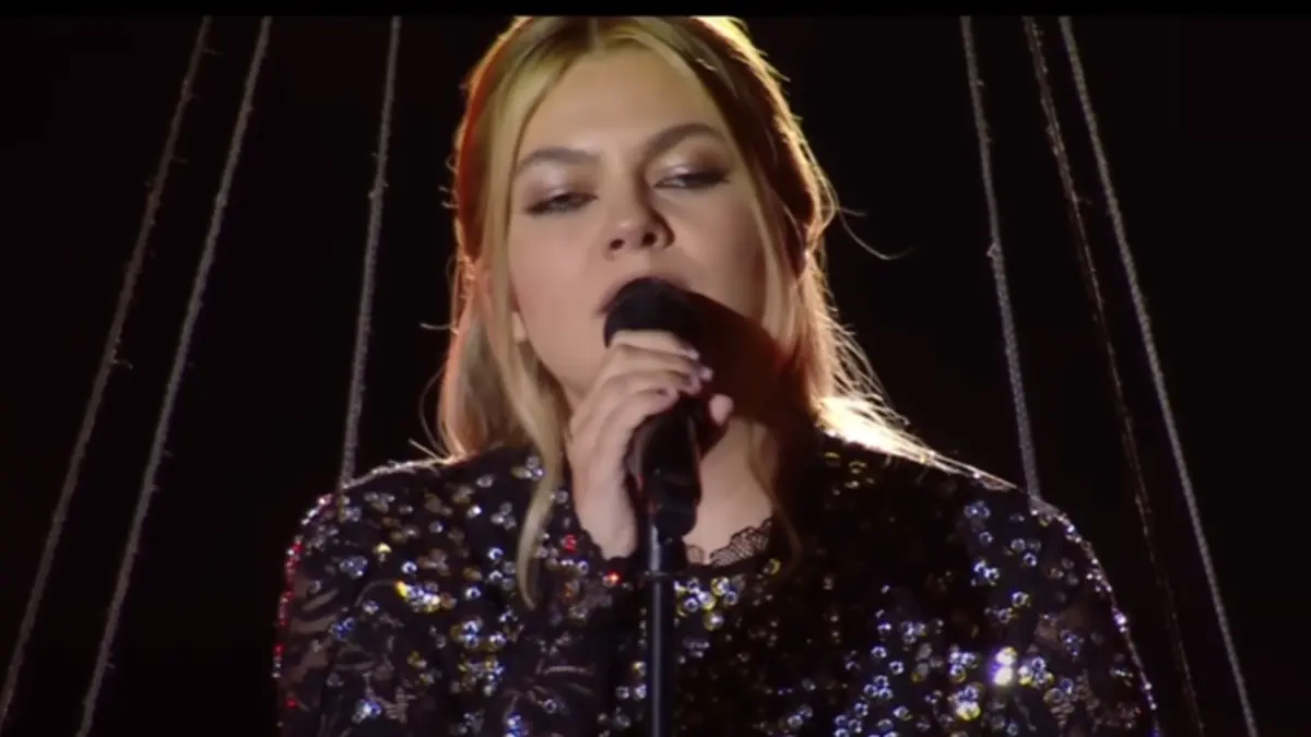 Eurovision 2025 – Γαλλία: Η εμφάνιση της Louane Emera με το τραγούδι Maman στον μεγάλο τελικό
