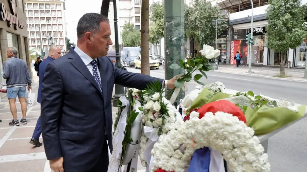 Στο μνημείο των θυμάτων της Marfin ο Γεωργιάδης: “Η μνήμη τους δεν εξυπηρετεί την προπαγάνδα της Αριστεράς”