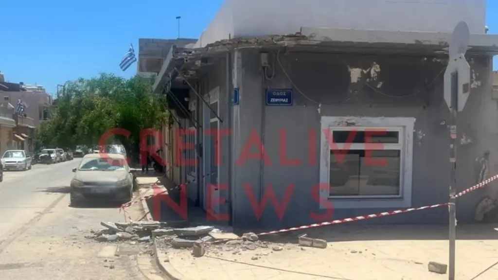 Ηράκλειο: Κατάρρευσε τμήμα κτιρίου στη Νέα Αλικαρνασσό (βίντεο+φωτογραφίες)