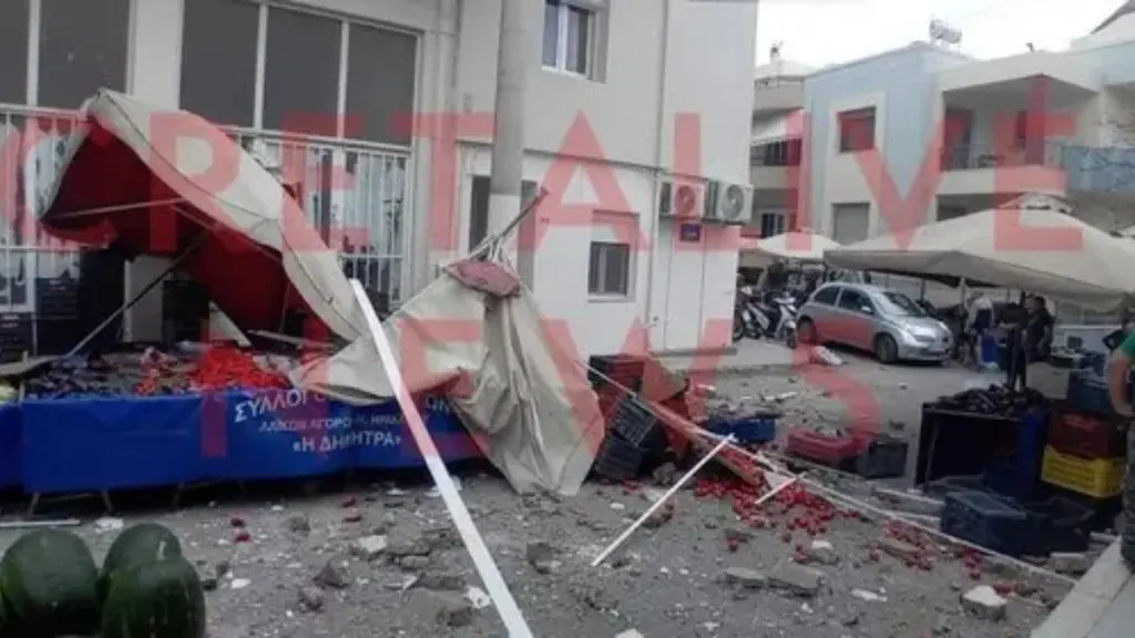 Ηράκλειο: Μπαλκόνι κατέρρευσε και έπεσε πάνω σε πάγκο λαϊκής – Από θαύμα δεν υπήρξαν τραυματίες (Βίντεο)