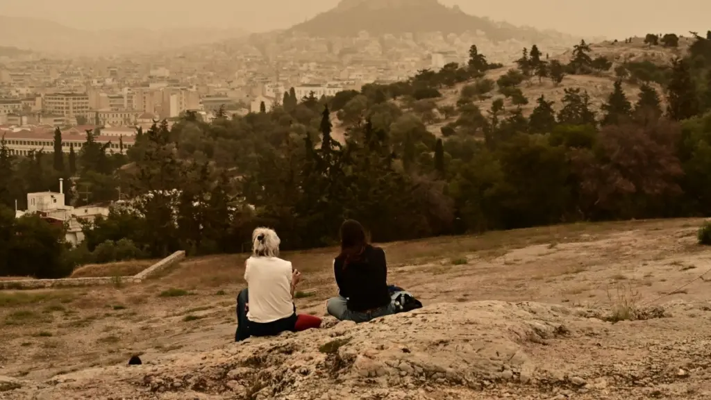 Καιρός: 35αρια και αφρικανική σκόνη το Σάββατο – “Φθινοπωρινό” σκηνικό από αύριο με βροχές και κρύο
