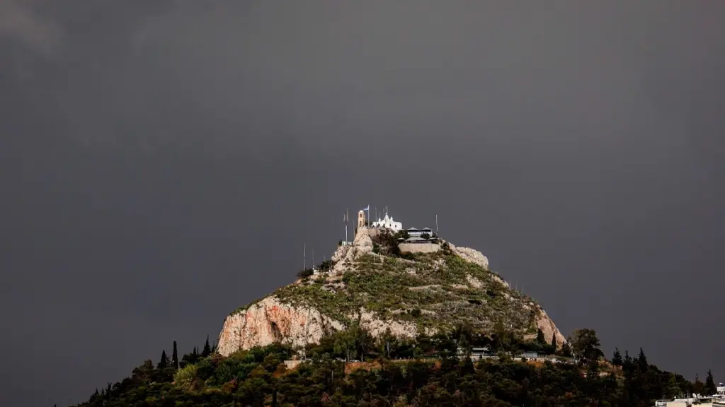 Καιρός: Αλλάζει το σκηνικό με καταιγίδες και πτώση της θερμοκρασίας
