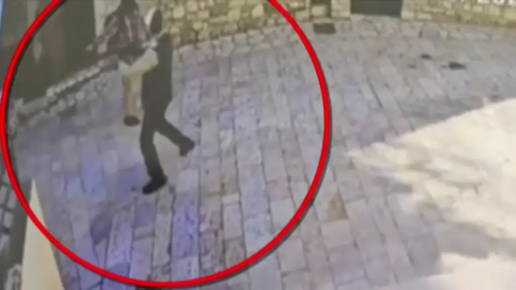 Καλάβρυτα: Βίντεο ντοκουμέντο από την ληστεία στα ΕΛΤΑ Δάφνης – Φεύγοντας πυροβόλησαν στον αέρα