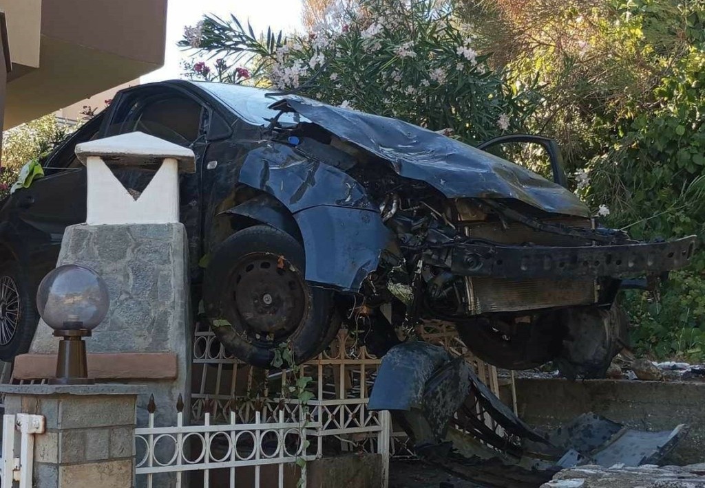 Καβάλα: Αυτοκίνητο μεθυσμένου οδηγού «καρφώθηκε» σε κιόσκι με εφήβους