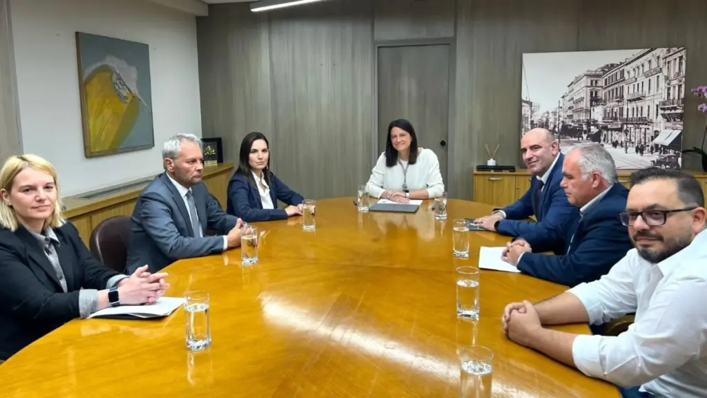 Συνάντηση Κεραμέως και Κεφαλογιάννη με ΠΟΕΕΤ: Θετικές οι επιπτώσεις της Ψηφιακής Κάρτας Εργασίας σε τουρισμό και επισιτισμό