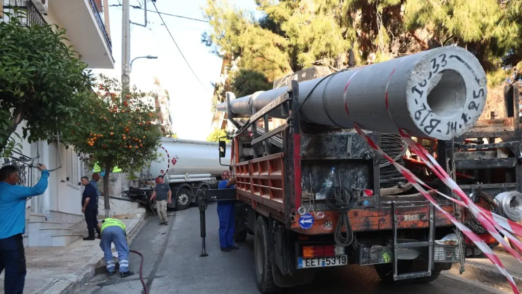 Κερατσίνι: Βυτιοφόρο έπεσε σε κολώνα – Πραγματοποιούνται κυκλοφοριακές ρυθμίσεις