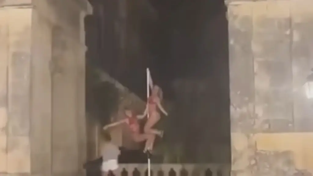Κέρκυρα: Έκαναν pole dancing στα παλιά Ανάκτορα – Δείτε το βίντεο με τις εικόνες ντροπής