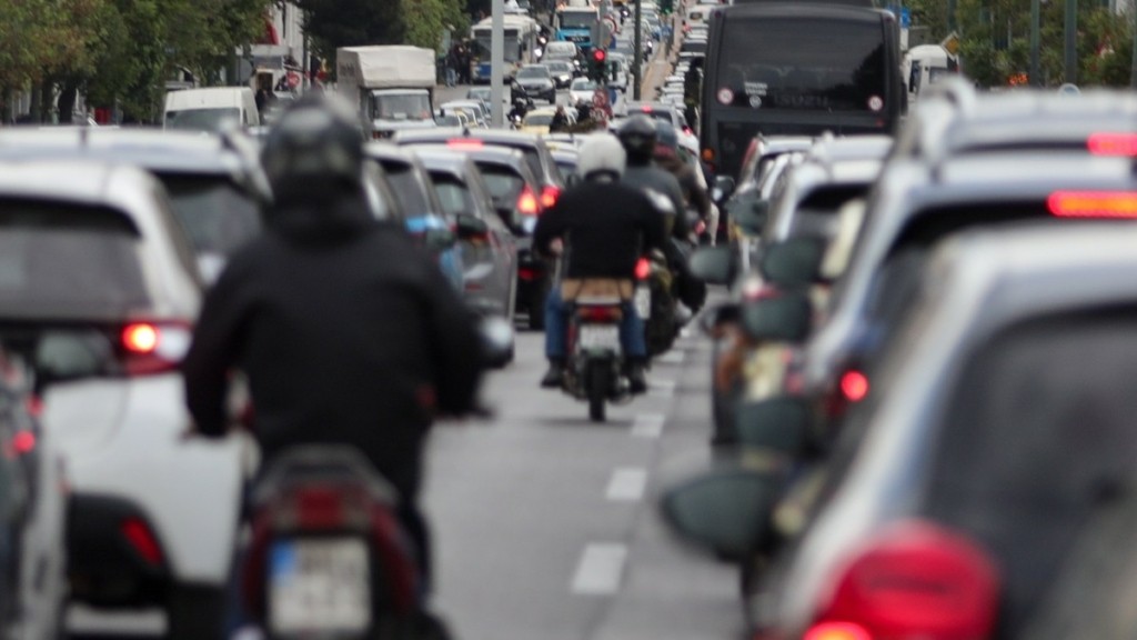 Στο “κόκκινο” η Αθηνών – Κορίνθου λόγω ακινητοποιημένης νταλίκας στο Σχιστό