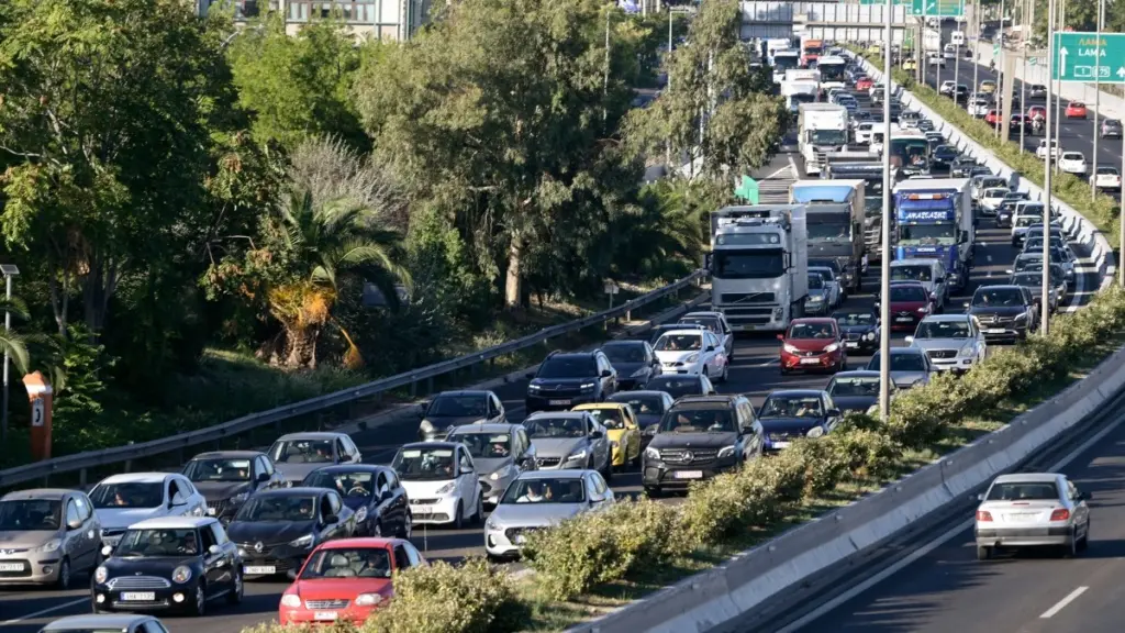 Σαρωτικοί έλεγχοι της ΑΑΔΕ για αυτοκίνητα που κυκλοφορούν παράνομα – Δεσμεύσεις και πρόστιμα