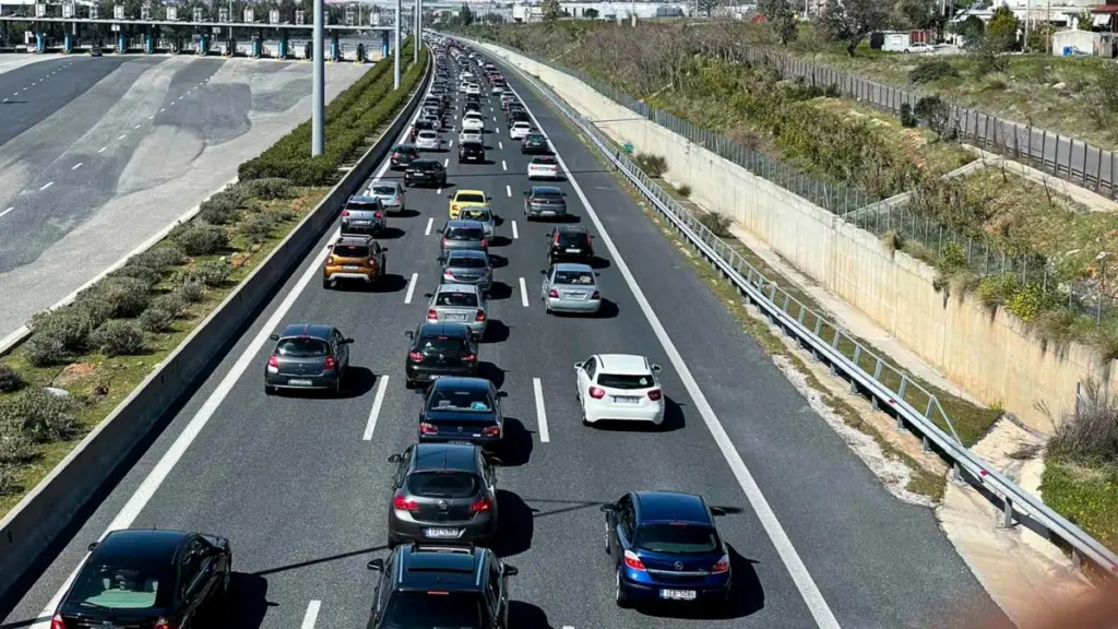 “Σημειωτόν” η κίνηση στην Αττική Οδό λόγω φωτιάς σε όχημα – Δυσχέρεια και στον Κηφισό