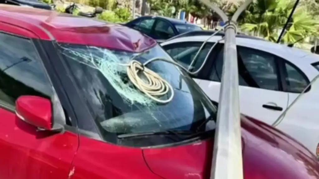 Ηράκλειο: Κολώνα έπεσε πάνω σε αυτοκίνητο (Φωτογραφίες)
