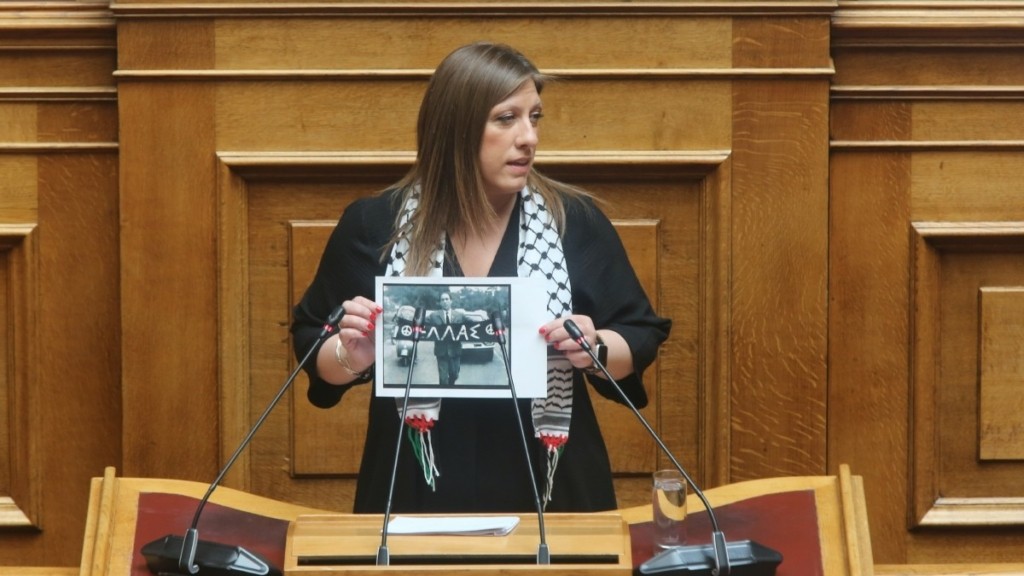 Ζωή Κωνσταντοπούλου: Εμφανίστηκε στη Βουλή με μαντίλα της Παλαιστίνης και φωτογραφία του Λαμπράκη