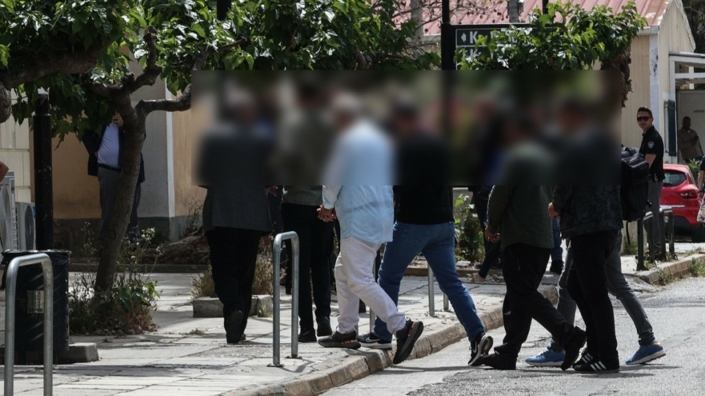 Κύκλωμα σε κτηματολογικά γραφεία: Τρεις κατηγορούμενοι στην φυλακή και έξι ελεύθεροι μετά τις απολογίες τους