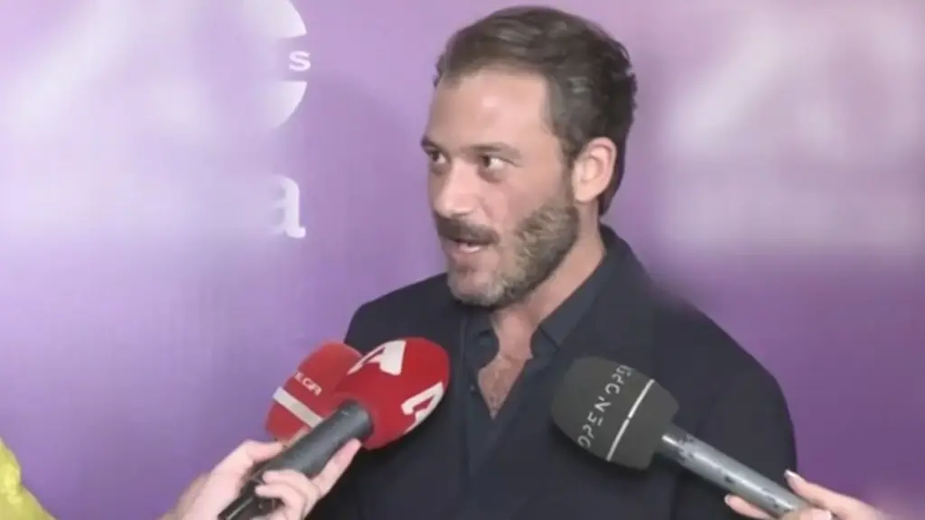 Αντίνοος Αλμπάνης σε δημοσιογράφο: «Έχετε πάει σε ΩΡΛ πρόσφατα;»