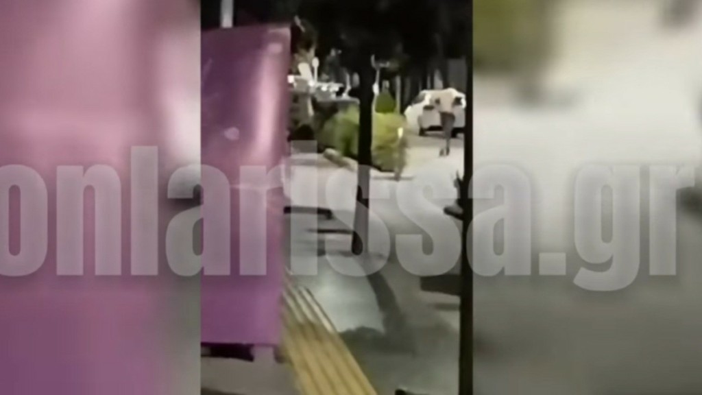 Λάρισα: Κυκλοφορούσε γυμνός σε κεντρικό δρόμο και… τραγουδούσε (Βίντεο)