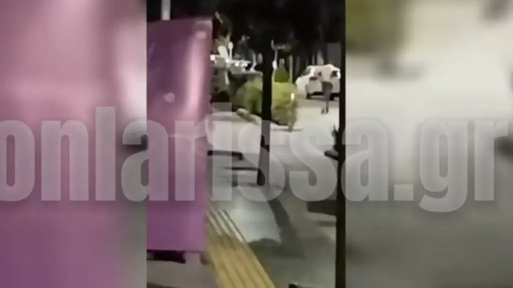 Λάρισα: Κυκλοφορούσε γυμνός σε κεντρικό δρόμο και… τραγουδούσε (Βίντεο)