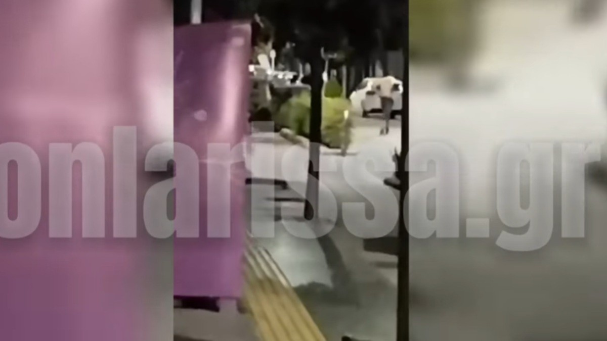 Λάρισα: Κυκλοφορούσε γυμνός σε κεντρικό δρόμο και… τραγουδούσε (Βίντεο)