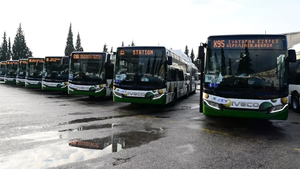 Βλάβη σε λεωφορείο της γραμμής Χ95 μέσα στην Αττική Οδό ανήμερα της Πρωτομαγιάς
