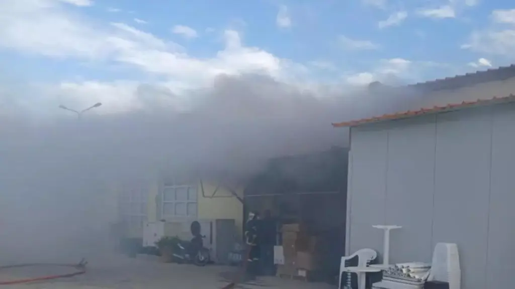 Φωτιά σε σούπερ μάρκετ στη Μυτιλήνη – Νεκρή μία 65χρονη (Εικόνες + Βίντεο)