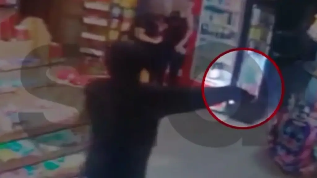 Βύρωνας: Ληστεία σε μίνι μάρκετ – Απείλησε πελάτισσα με μαχαίρι και “σήκωσε” το ταμείο (βίντεο)