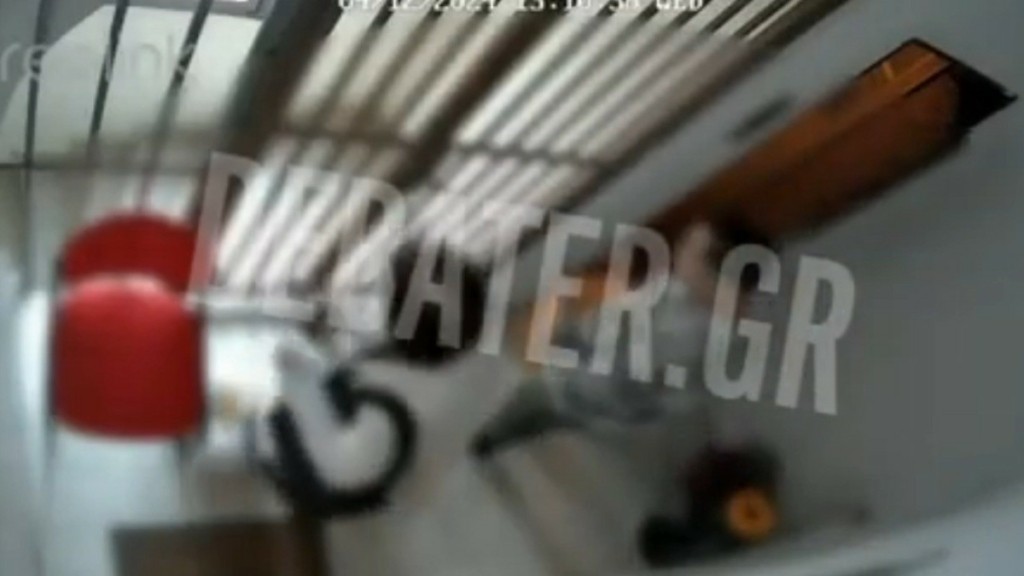 Βίντεο ντοκουμέντα από την στιγμή που οι επιτήδειοι “τεχνικοί” ληστεύουν ηλικιωμένη