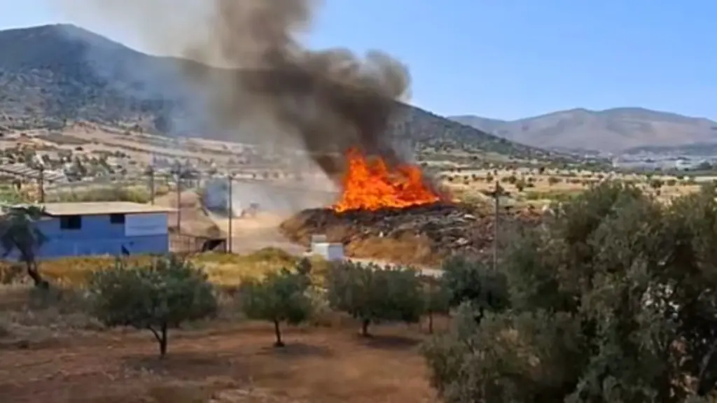 Ήχησε το 112 για τη φωτιά στο Μαρκόπουλο -Δείτε βίντεο από το σημείο (Φωτογραφίες)