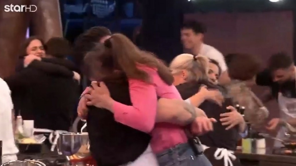 MasterChef: Η στιγμή που οι μητέρες των παικτών «εισβάλλουν» στο πλατό – «Λύγισαν» από συγκίνηση