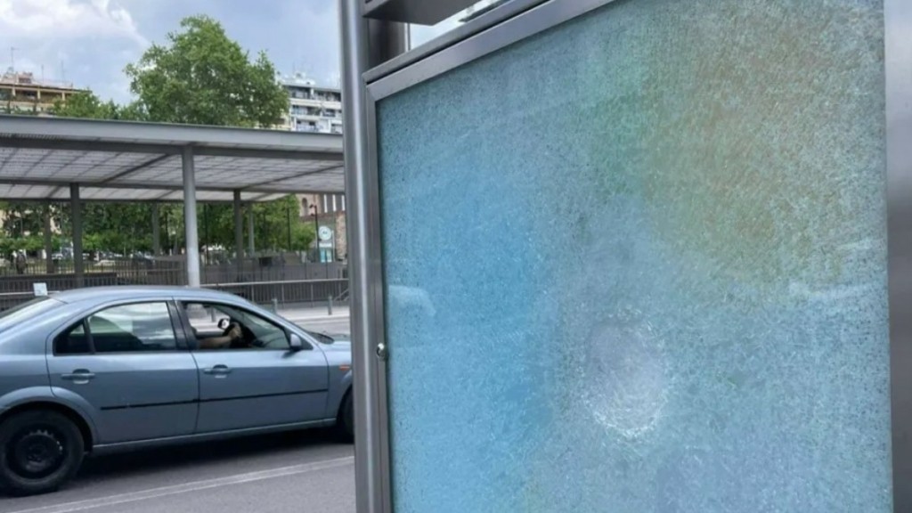 Nέος βανδαλισμός στο Μετρό Θεσσαλονίκης: Άγνωστοι έσπασαν τζαμαρία στο σταθμό «Αγία Σοφία» (pics & vid)