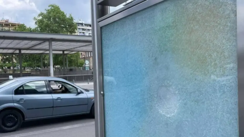 Nέος βανδαλισμός στο Μετρό Θεσσαλονίκης: Άγνωστοι έσπασαν τζαμαρία στο σταθμό «Αγία Σοφία» (pics & vid)