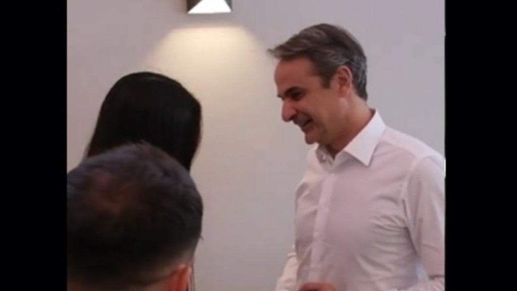 Μητσοτάκης: Επισκέφθηκε καφέ που άνοιξε πρώην άνεργη αξιοποιώντας πρόγραμμα της ΔΥΠΑ (βίντεο)