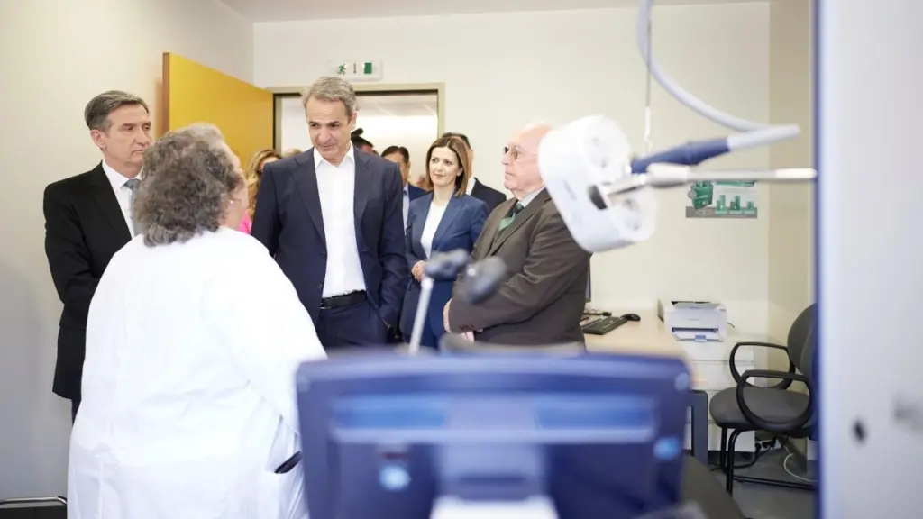 Μητσοτάκης: Επίσκεψη στο Κέντρο Υγείας Κερατέας – “Σκοπός μας να επεκτείνουμε το ωράριο για να αξιοποιήσουμε τον εξοπλισμό”