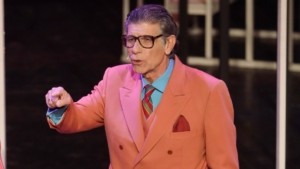 Ο Γιάννης Μπέζος πρωταγωνιστεί στην παράσταση «Οι βλαβερές συνέπειες του γάμου»