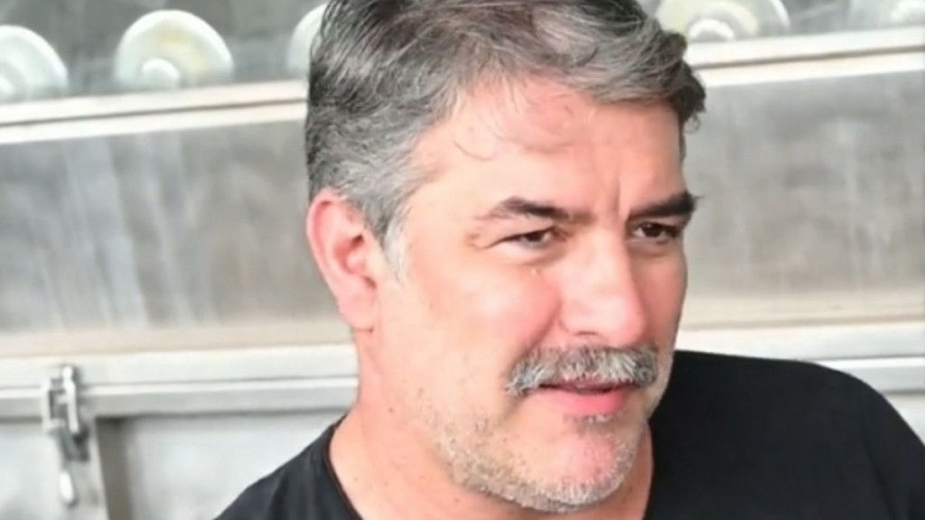 Βασίλης Μπισμπίκης: “Θα ήθελα να είμαι αναρχικός αλλά δεν έχω τα κότσια… Είμαι αριστερός”