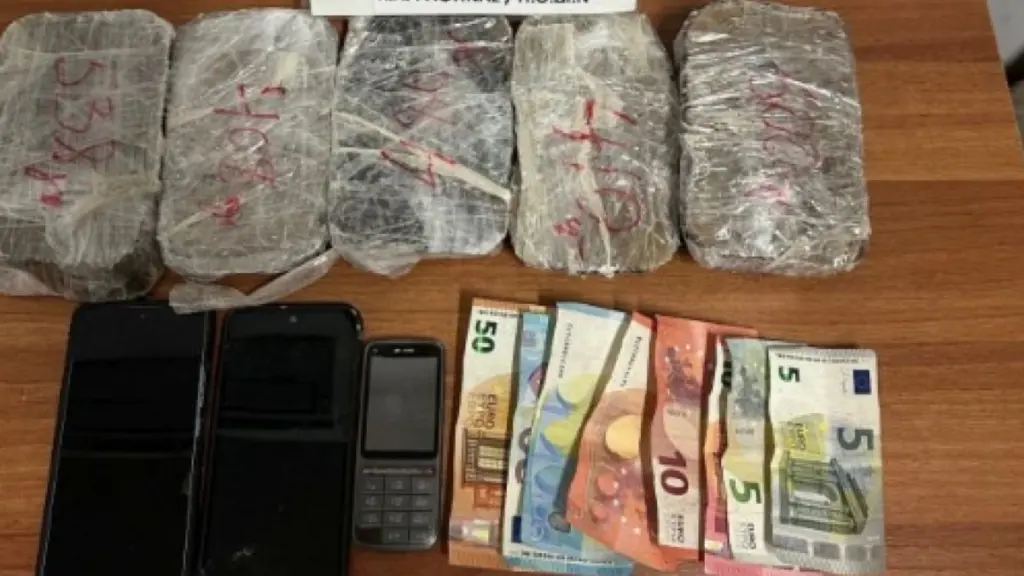 Χειροπέδες σε 37χρονο αλλοδαπό για κατοχή ηρωίνης βάρους 2,5 κιλών, αξίας 44.000 ευρώ