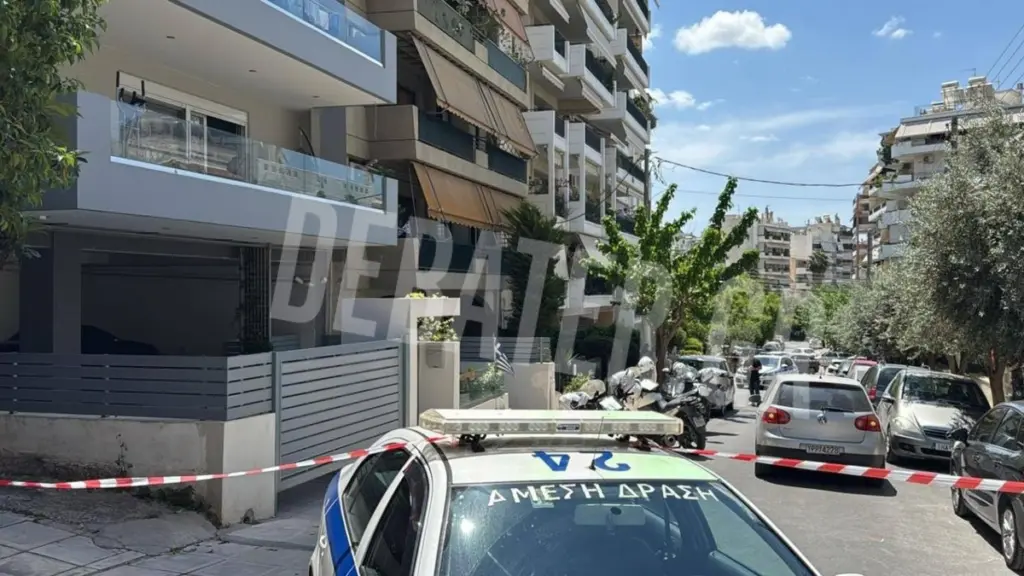 Νέα Σμύρνη: Τοξικοεξαρτημένος ο 45χρονος που μαχαιρώθηκε από τον πατέρα του – Η στιγμή που η μάνα φτάνει στο σημείο (Βίντεο)