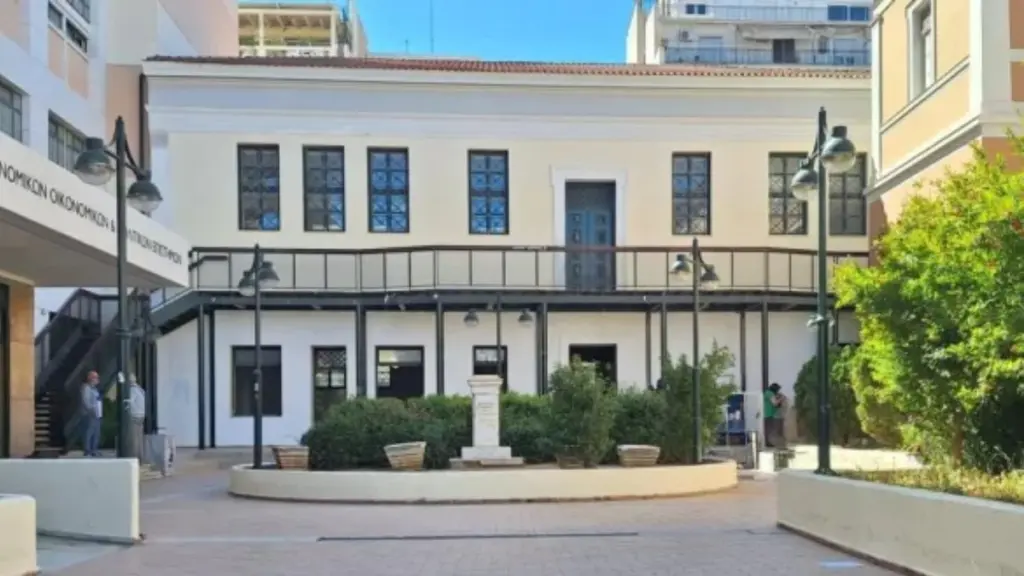 Νομική Σχολή: Καθάρισαν τους χώρους από γκράφιτι και πανό – Το μήνυμα της υπουργού Παιδείας Σοφίας Ζαχαράκη