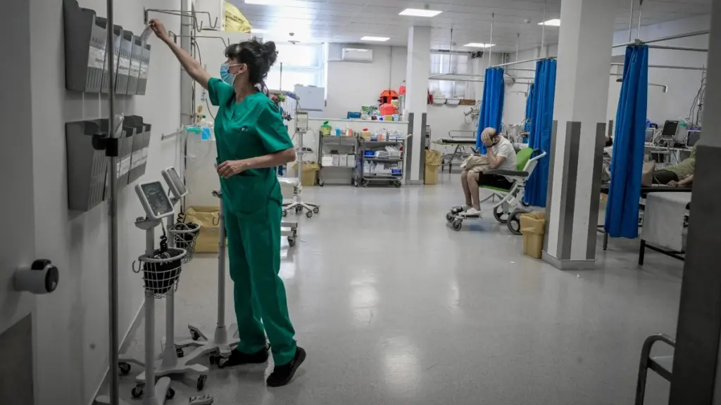 Πύργος: Συνελήφθη γυναίκα που εργαζόταν ως αποκλειστική νοσοκόμα χωρίς άδεια