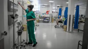 Πύργος: Συνελήφθη γυναίκα που εργαζόταν ως αποκλειστική νοσοκόμα χωρίς άδεια