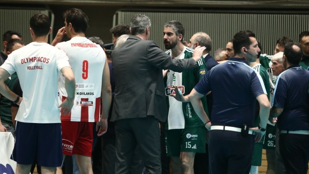 Παναθηναϊκός – Ολυμπιακός: Ένταση ανάμεσα στα μέλη των δυο ομάδων – Προσωρινή διακοπή του αγώνα (Βίντεο)