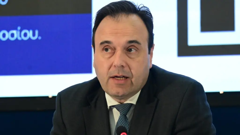 Παπαστεργίου: «Τα παιδιά μας κινδυνεύουν» – Προανήγγειλε απαγορεύσεις και περιορισμούς στη χρήση των social media για τους ανήλικους