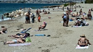 Σε τροχιά καύσωνα η χώρα: Έως 38 βαθμούς σήμερα η θερμοκρασία – Καταφθάνουν 43άρια