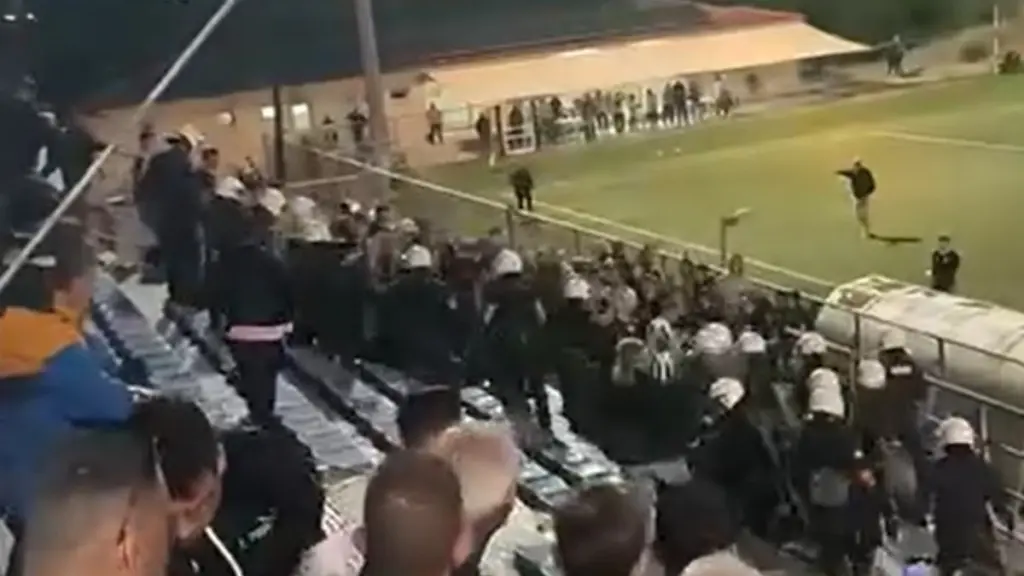 Σοβαρά επεισόδια οπαδών και ΜΑΤ σε ποδοσφαιρικό αγώνα στην Αχαΐα (Βίντεο)