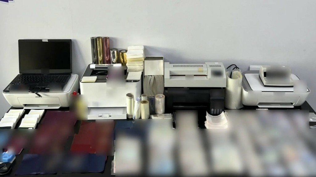 Εντοπίστηκε εργαστήριο κατασκευής πλαστών ταξιδιωτικών εγγράφων – Συνελήφθη ένα άτομο