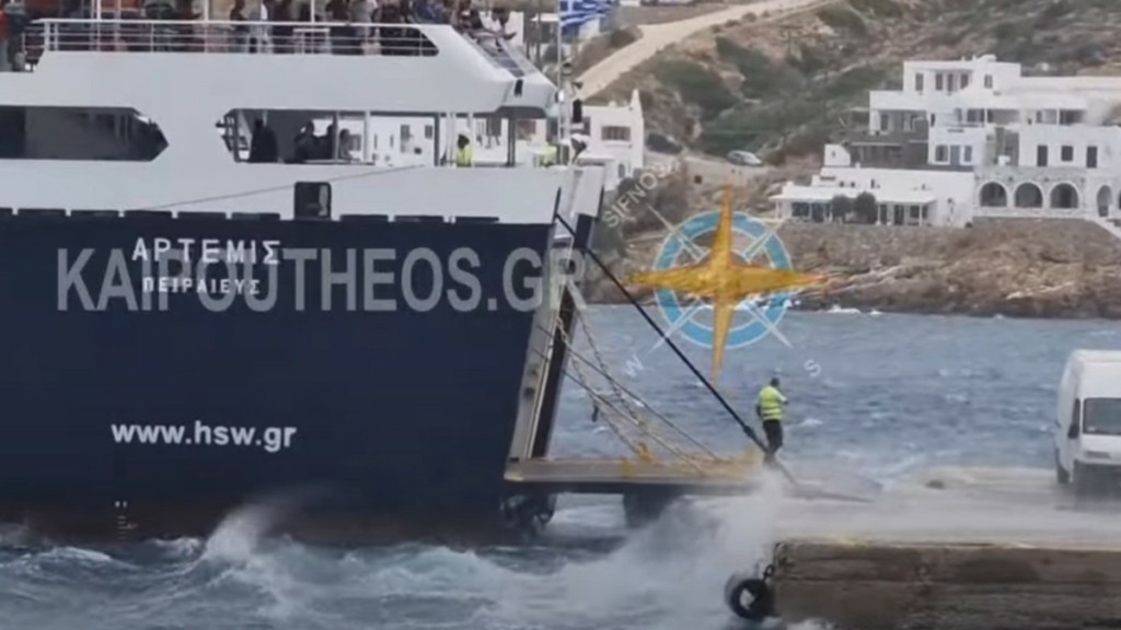 Πλοία της γραμμής δυσκολεύτηκαν να δέσουν σε λιμάνια λόγω των δυσμενών καιρικών συνθηκών (βίντεο)