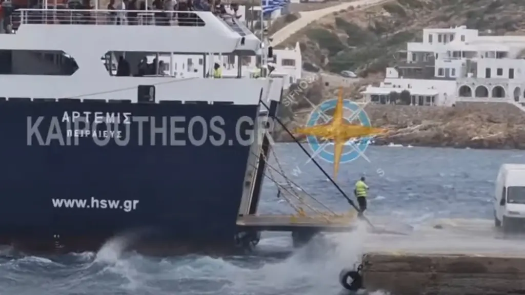 Πλοία της γραμμής δυσκολεύτηκαν να δέσουν σε λιμάνια λόγω των δυσμενών καιρικών συνθηκών (βίντεο)