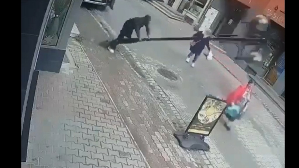 Πολωνία: Άνδρας ακούμπησε σε κολόνα για να ξεκουραστεί κι αυτή έπεσε πάνω σε γυναίκα (βίντεο)